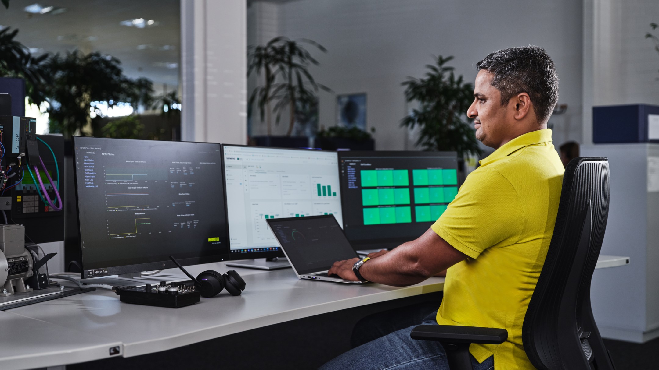 Innomotics employee at his desk Innomotics employee at his desk