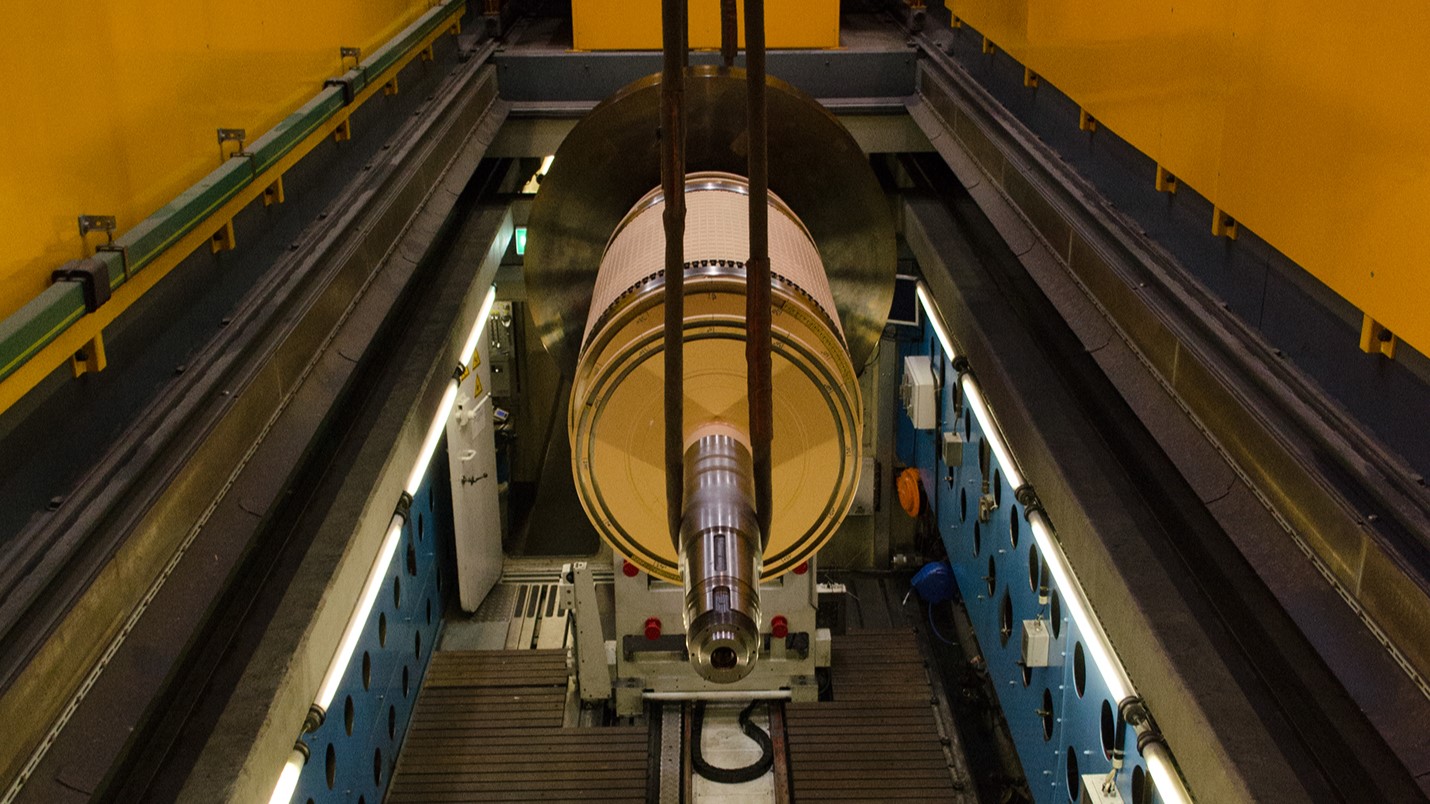 Lifted rotor in balance bunker at dynamorwerk berlin Lifted rotor in balance bunker at dynamorwerk berlin