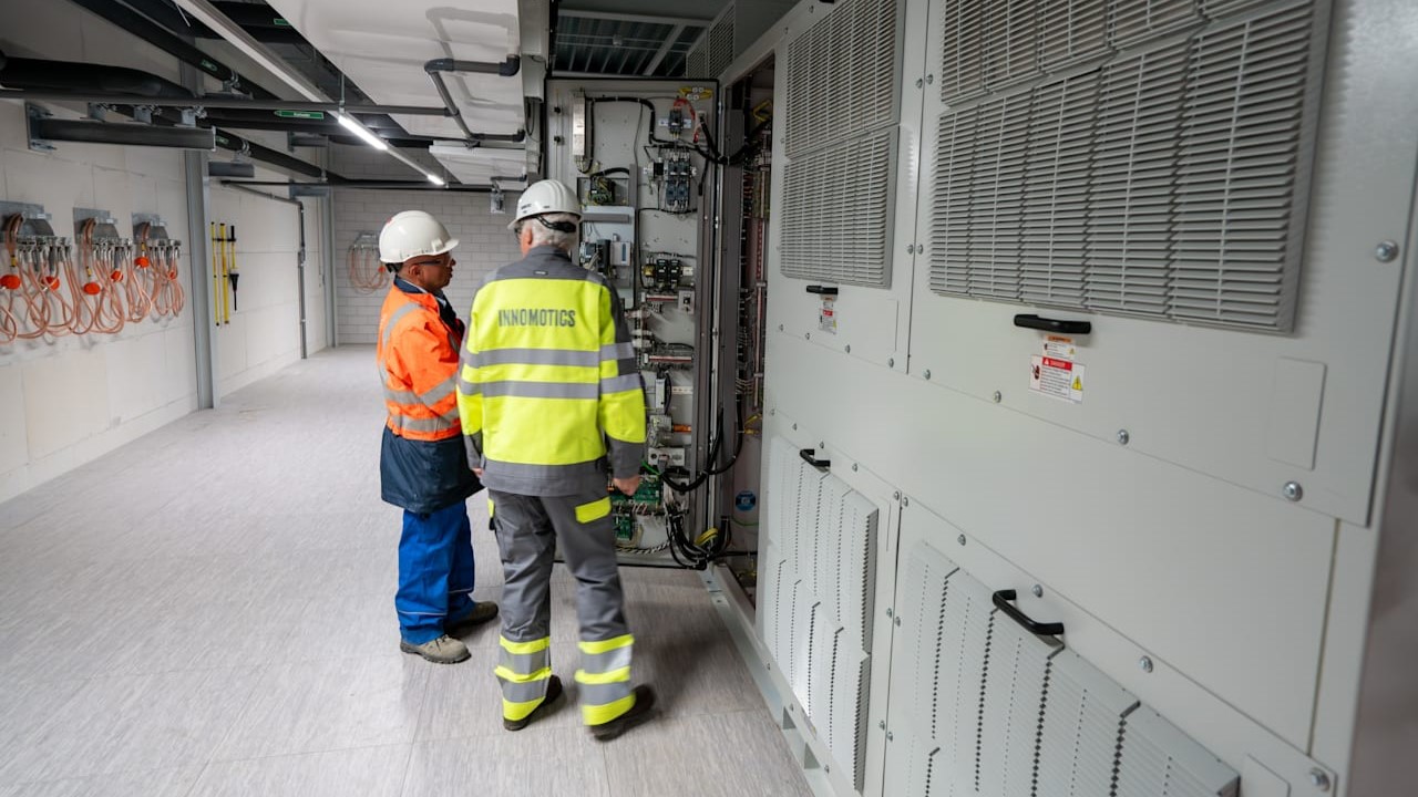 ENECO and Innomotics employee looking at an Innomotics GH180 Medium Voltage Drive ENECO and Innomotics employee looking at an Innomotics GH180 Medium Voltage Drive
